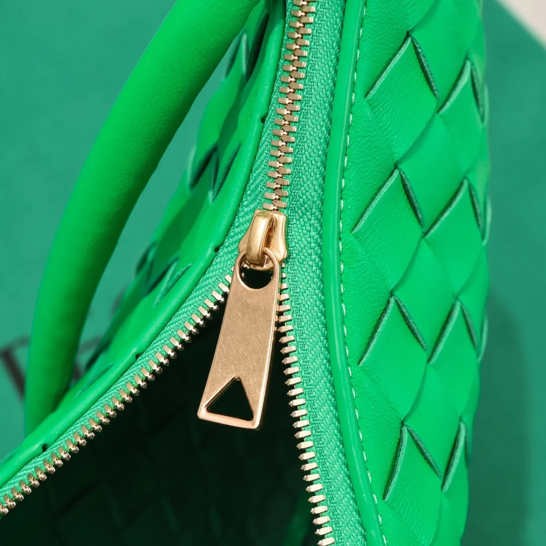 Batch 1220 BV has released new products. The small size TURN #recommended new hot style is still the classic woven logo that we can recognize at a glance. It is really a unique style that is familiar and unfamiliar! Made of sheepskin braiding, with beautiful gold beads on the shoulder straps for free adjustment. You can switch between the shoulder bag and the handbag at will. It has a concave and convex shape anytime and anywhere. It is a practical king with a unique personality. It also has the right color combination that can be sweet or salty. It is full of style. It is a beautiful summer catwalk style. Pull it out quickly. Small size: 29*3*19. Model: 6699-2#